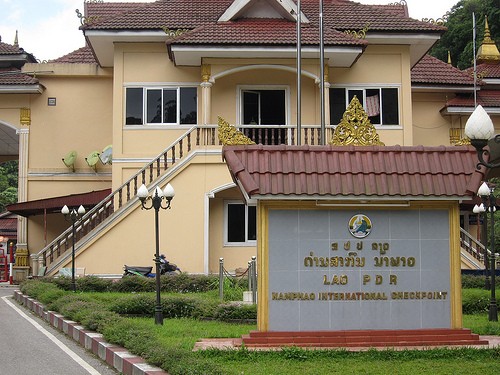 frontera Laos Vietnam por Nam Phao / Cau Treo frontera Laos Vietnam por Nam Phao / Cau Treo
